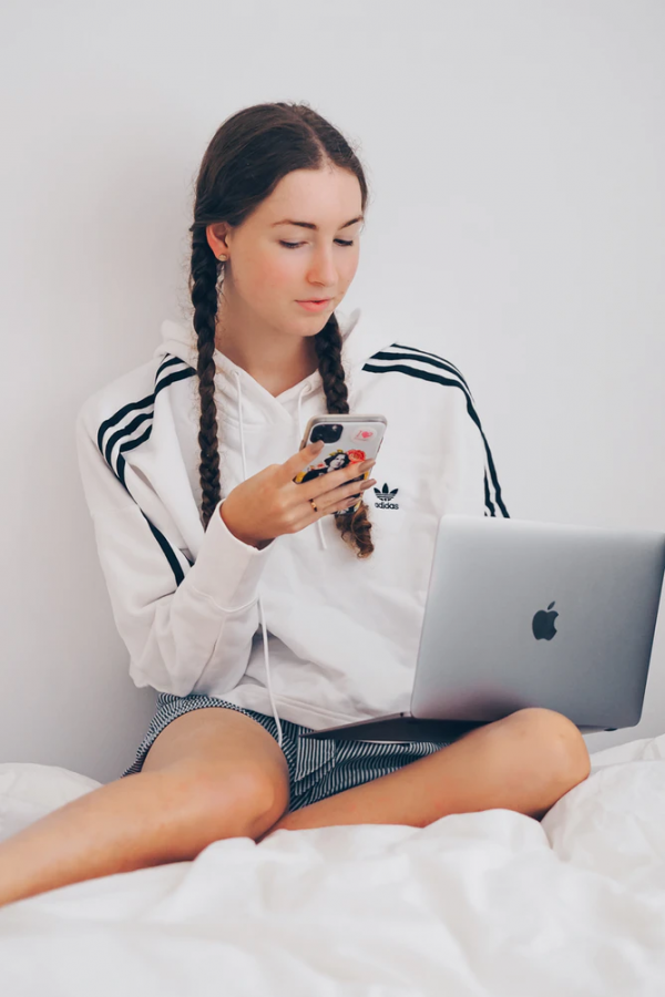 Girl w/ iPhone, MacBook